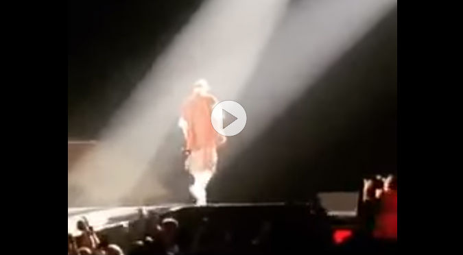¡Pudo ser peor! Justin Bieber sufre terrible accidente en pleno concierto (VIDEO)