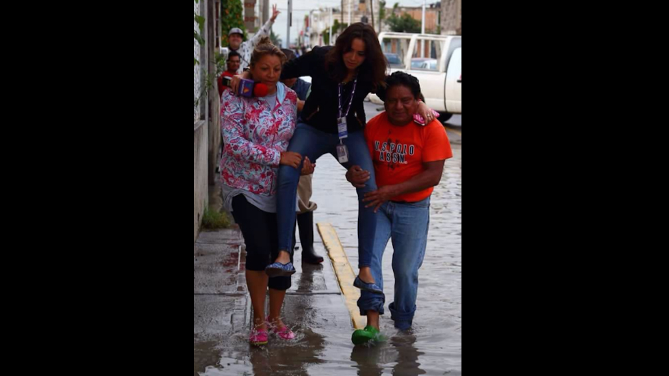 Viral: Reportera no quiso mojarse en una inundación y le hicieron memes - FOTOS