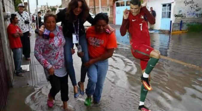 Viral: Reportera no quiso mojarse en una inundación y le hicieron memes - FOTOS