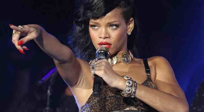 Rihanna: ¡Le lanzaron una prenda íntima y reaccionó así! - VIDEO