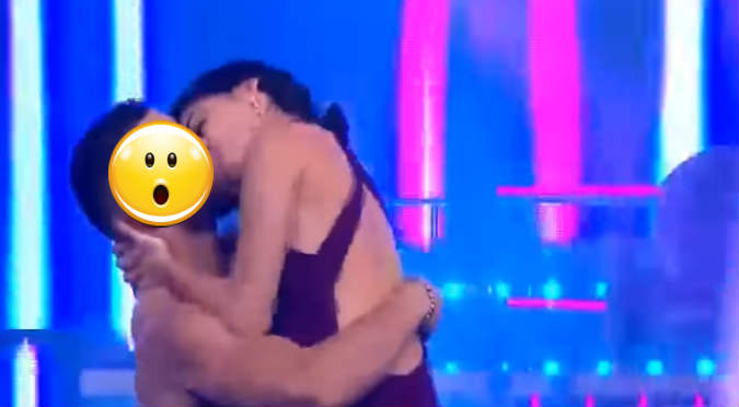 ¡En su debut! Ximena Hoyos se arrebató y le dio tremendo beso en la boca a... (VIDEO)