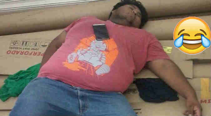 Viral: Joven se queda dormido y es blanco de memes - FOTOS