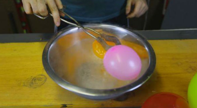 YouTube: ¿Qué pasa si congelas globos con nitrógeno líquido?