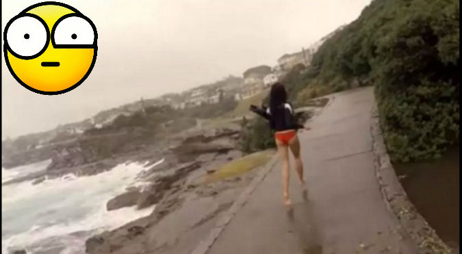 YouTube: Caminaba por la playa y fue impactada por un rayo