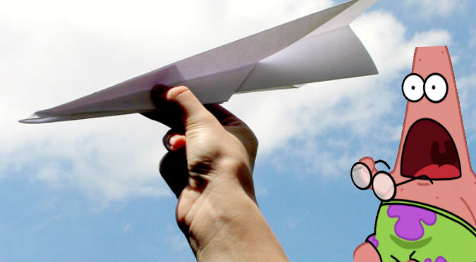 ¡Su avión de papel voló más de 60 metros! Mira cómo lo hizo -VIDEO