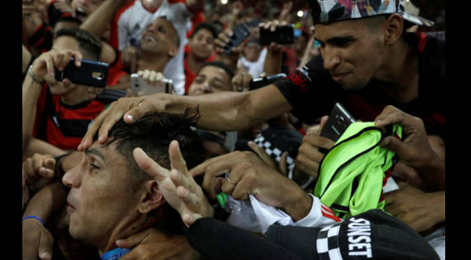 Paolo Guerrero se olvida de Alondra y disfruta así de ser el campeón (FOTOS)
