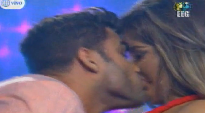 ¡Alaaa! Erick Sabater le roba beso a Michelle Soifer en vivo y sus padres reaccionan así