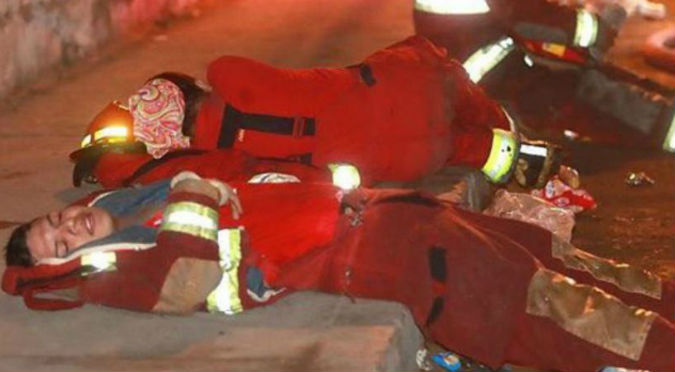 ¡Muy conmovedor! Esta es la foto de bomberos peruanos de la que todos hablan