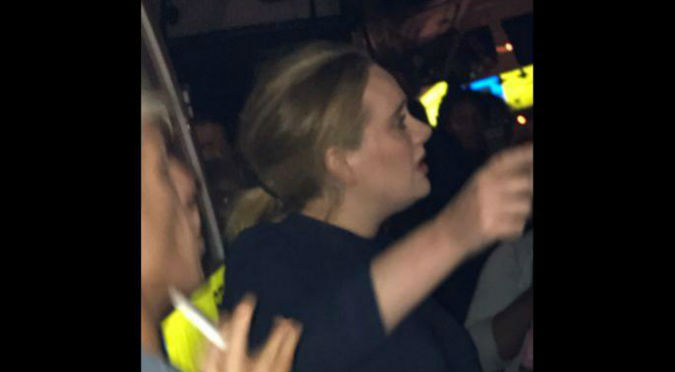 ¡Gran gesto! Conocida cantante es captada apoyando a damnificados del incendio en Londres