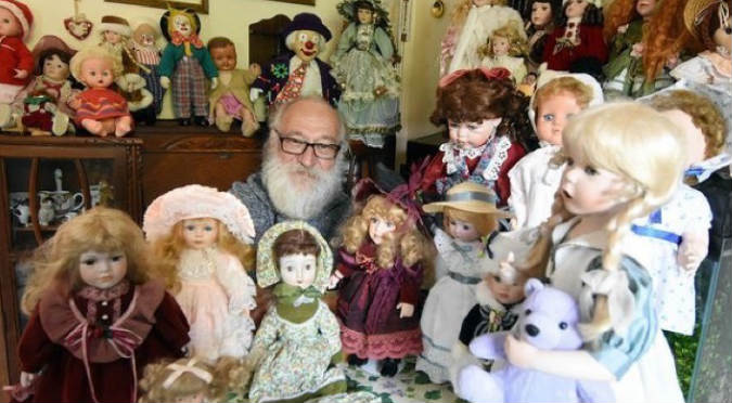 ¡De terror! Este hombre tiene más 30 muñecas y asegura que una intento matarlo