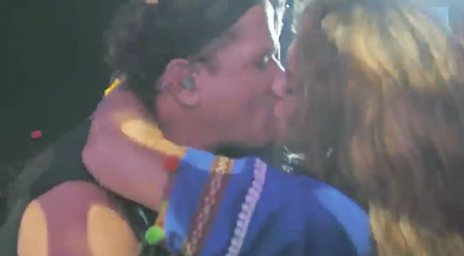 ¡No puede ser! Fan que besó a Carlos Vives confesó el peor drama de su vida (VIDEO)