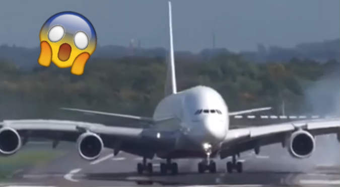 ¡Me muero! Mira el impresionante aterrizaje del avión más grande el mundo (VIDEO)