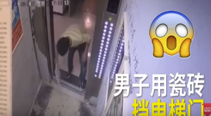 Hombre intenta detener un ascensor y provoca todo esto (VIDEO)