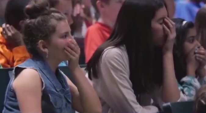 Facebook: Adolescentes lloraron al escuchar a este hombre (VIDEO)