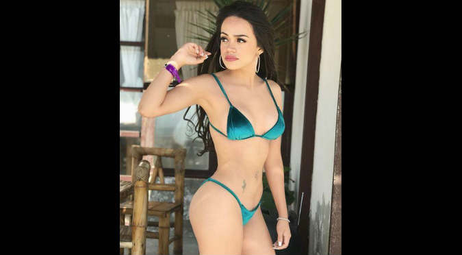 Mayra Goñi se lució en diminuto bikini para recibir el 2018