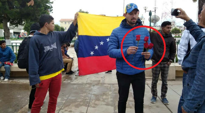Venezolanos regalan flores a peruanas tras ser ofendidas por un 'veneco'