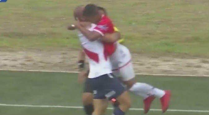 'Beso' entre dos futbolistas peruanos es tendencia en redes sociales (VIDEO)