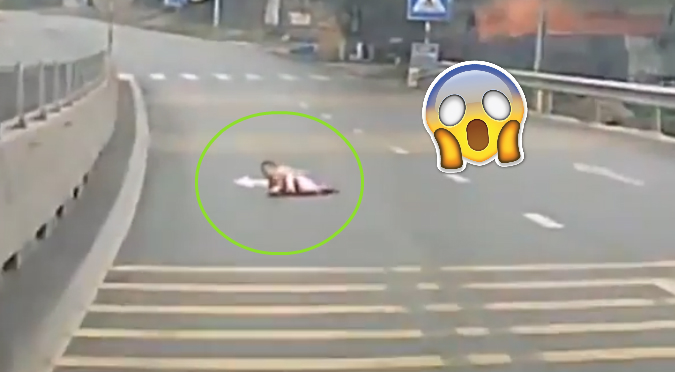 YouTube: Bebé que cruza gateando la carretera se vuelve viral