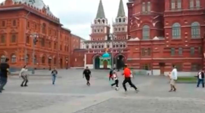 Peruanos jugaron 'pichanga' en plaza de Rusia y generan polémica (VIDEO)