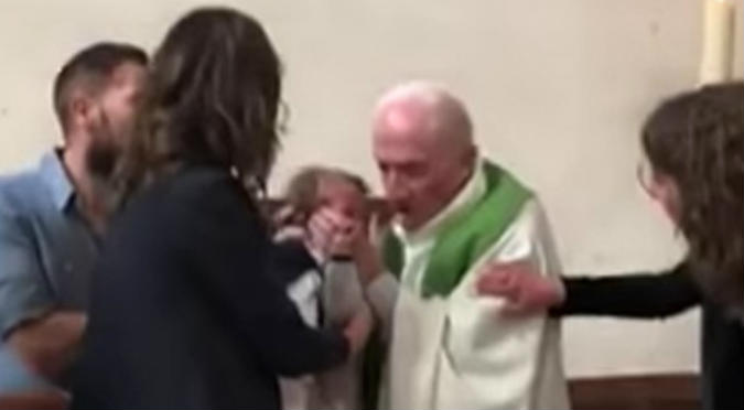 Facebook Viral: Sacerdote golpea a bebé frente a sus padres en pleno bautizo