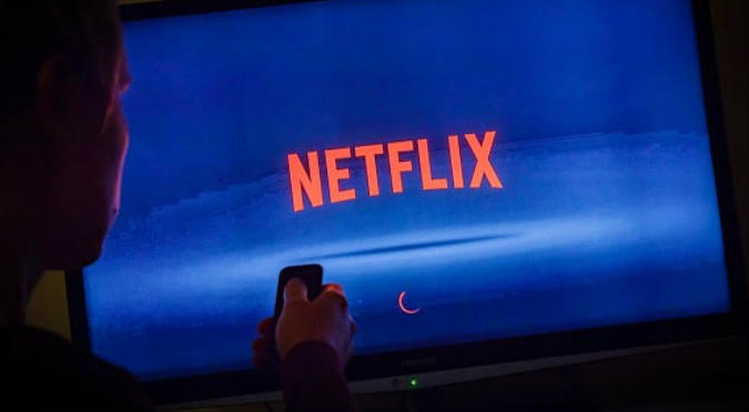 Facebook: ¿Canal de TV transmite películas de Netflix? (VIDEO)