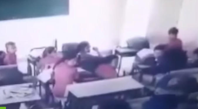 Profesor golpeó brutalmente a su alumno en plena clase (VIDEO)