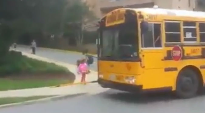Canadá: Bus escolar se detiene y lo que pasa es sorprendente (VIDEO)