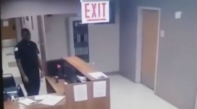 Fantasma asusta a vigilante y cámara de seguridad lo capta todo (VIDEO)