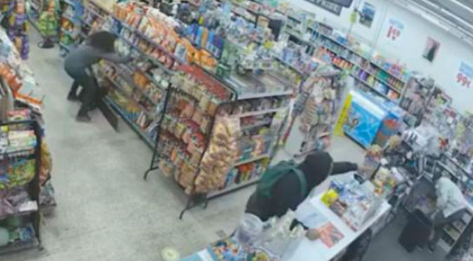 Asaltantes se convierten en héroes tras intentar robar una tienda (VIDEO)