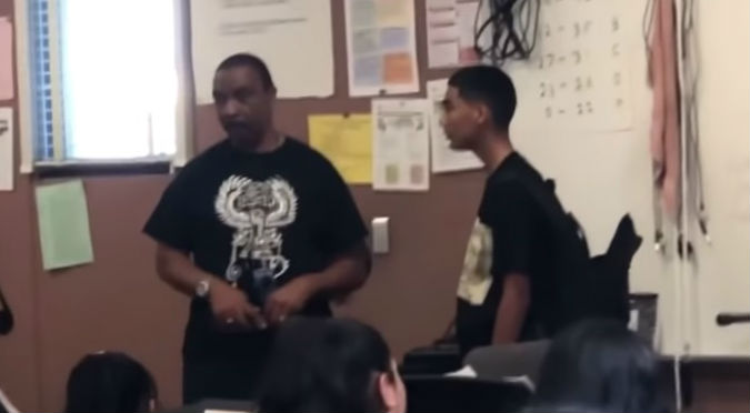 Profesor golpea a alumno por llamarlo 'negrata' (VIDEO)