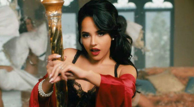 Padres de Becky G enamoran a seguidores con románticas fotos