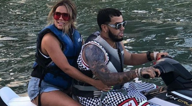 Critican a Karol G y Anuel por lucir lujosos autos (VIDEO)