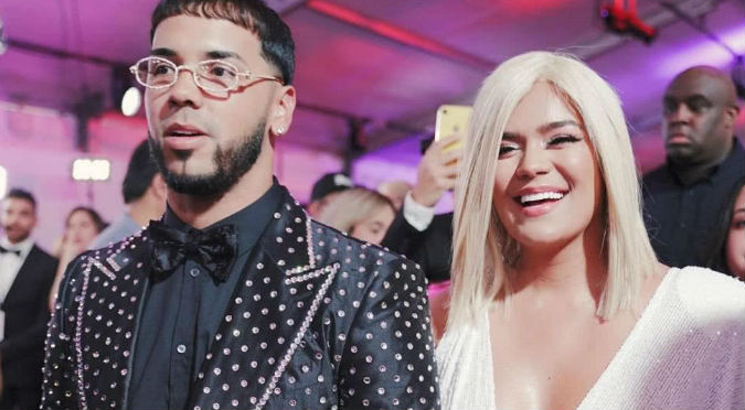 Usuarios critican a Anuel AA por presumir sus joyas de oro en un piscina (VIDEO)