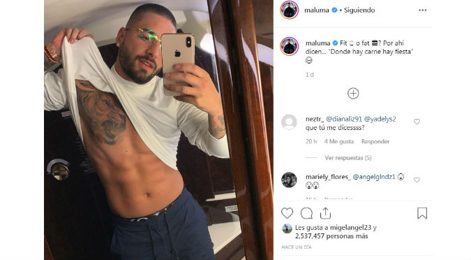 Maluma no soporta que le digan gordo y muestra sus abdominales
