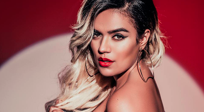 Karol G enfrenta las críticas por su peso con una foto al natural | FOTO