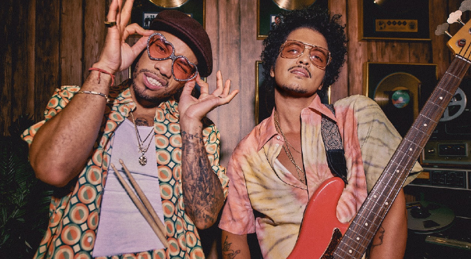 Bruno Mars y Anderson Paak sorprenden con el estreno de 'Silk Sonic' | VIDEO