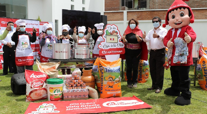 Caja Huancayo entrega los primeros kits de ollas comunes en compañía de la titular del MIDIS