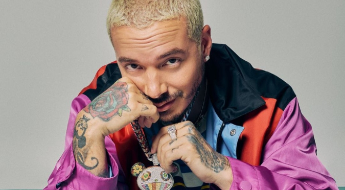 J Balvin celebra tras convertirse en el artista latino con más números 1 en Billboard