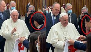 Gianluca Lapadula tuvo cerca al Papa Francisco y le regaló camiseta de la selección peruana |VIDEO