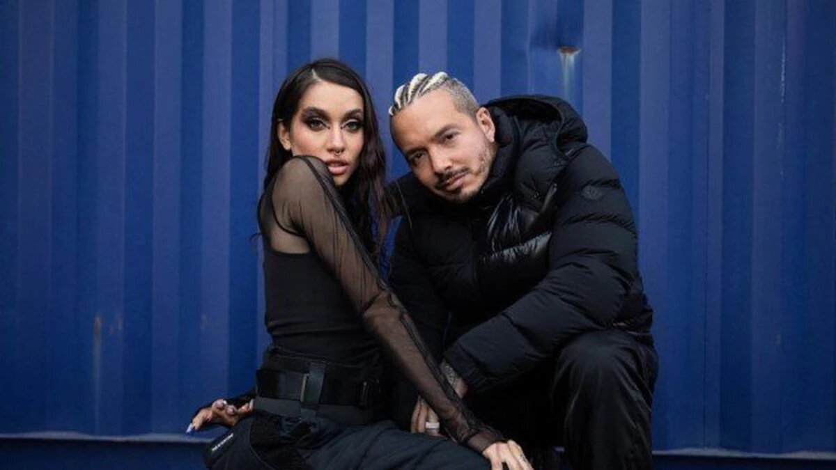 J Balvin y María Becerra acercan sus labios al estilo Spiderman |FOTO