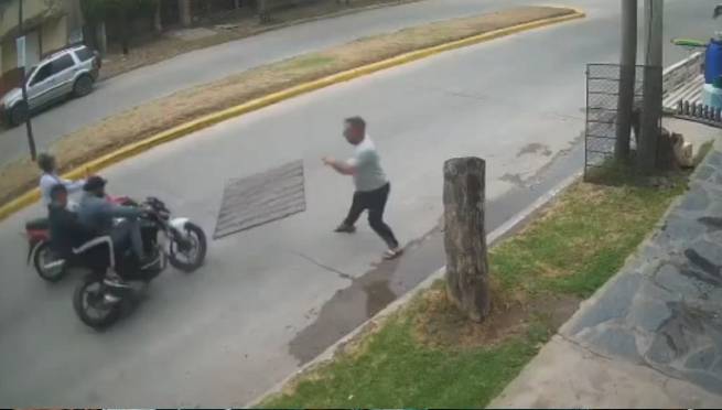 Hombre salva el día al detener con una reja a delincuentes en moto |VIDEO
