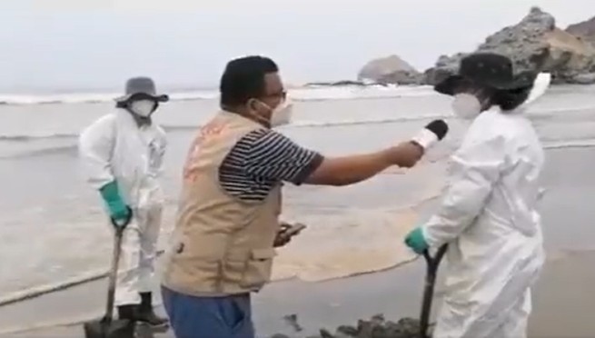 Derrame de petróleo: así respondió un trabajador al ser consultado por periodista |VIDEO
