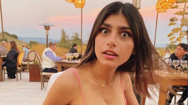 Mia Khalifa a lo Karol G: se pone peluca azul y baila como la 'Bichota' | VIDEO