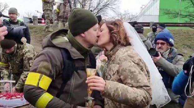 Soldados ucranianos se casan en plena guerra con Rusia | VIDEO