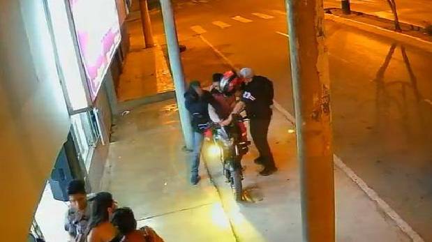 Ladrón dispara y mata por error a su cómplice al querer robarle a un motociclista | VIDEO
