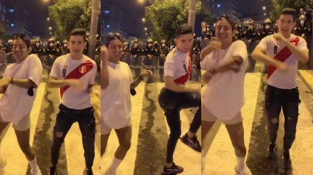 Jóvenes sorprenden al hacer TikTok sensual frente a la policía en plena marcha | VIDEO