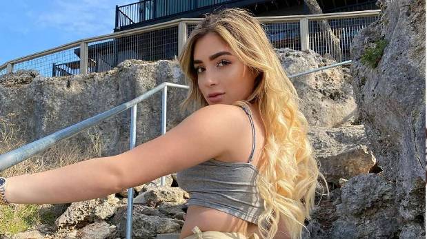 Padres botan a su hija de su casa por tener OnlyFans y ella se vuelve millonaria | VIDEO