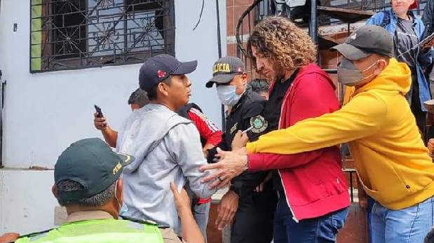 Carles Puyol es acorralado al visitar San Juan de Lurigancho | VIDEO