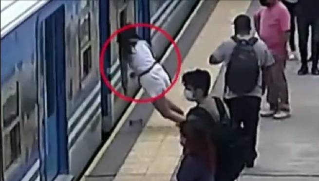 Mujer cae en rieles del tren y sobrevive de milagro | VIDEO