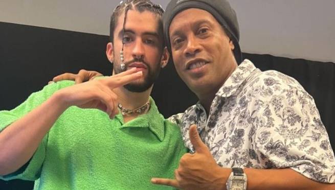 Ronaldinho asiste a concierto de Bad Bunny y le pide una foto